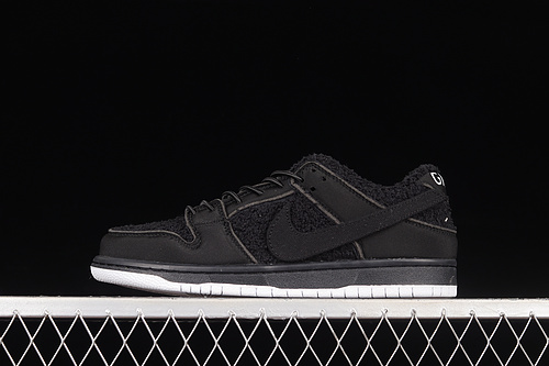 Dunk Low Gnarhunters Black/Black/White 13