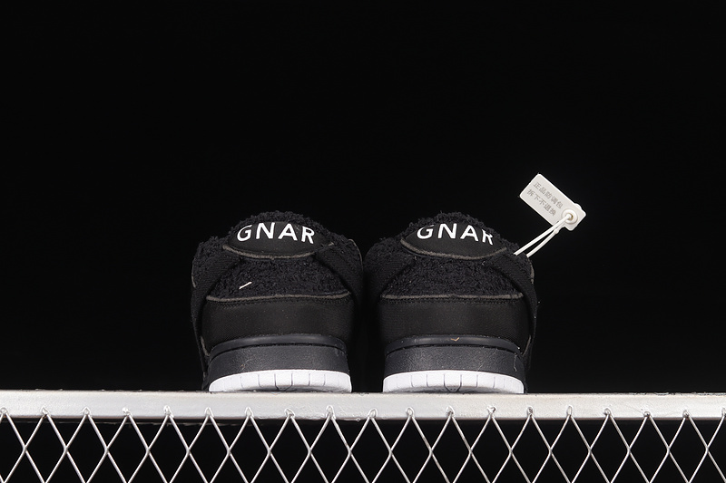 Dunk Low Gnarhunters Black/Black/White 19