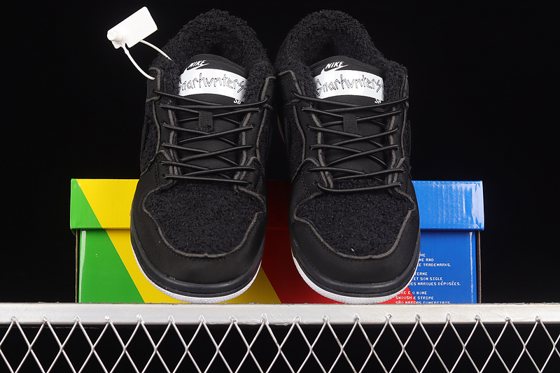 Dunk Low Gnarhunters Black/Black/White 27