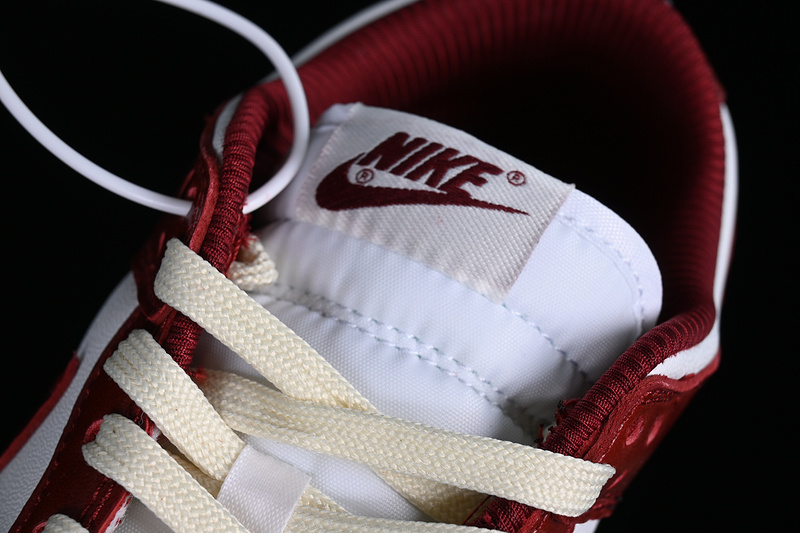 Dunk Low Sb Premium White/Team Red/Coconut Milk 7