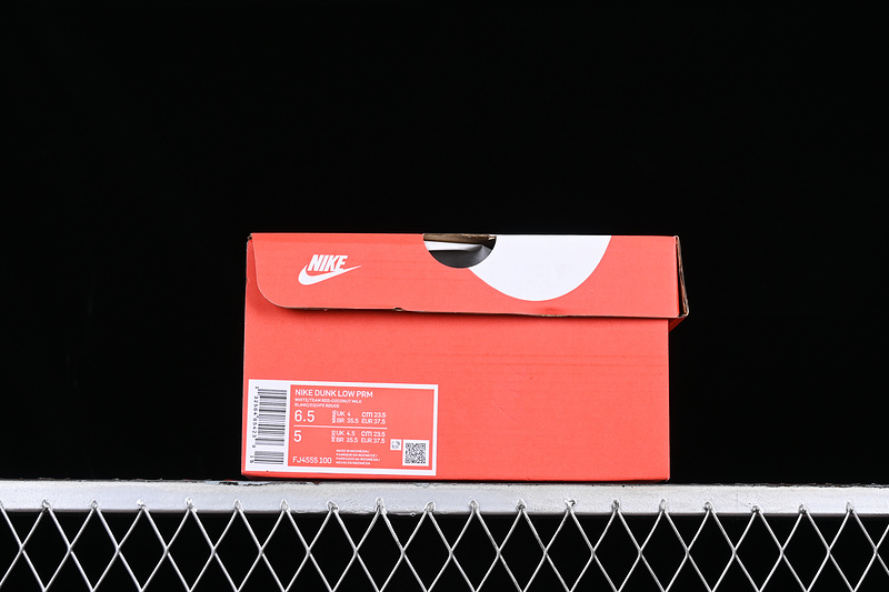 Dunk Low Sb Premium White/Team Red/Coconut Milk 29