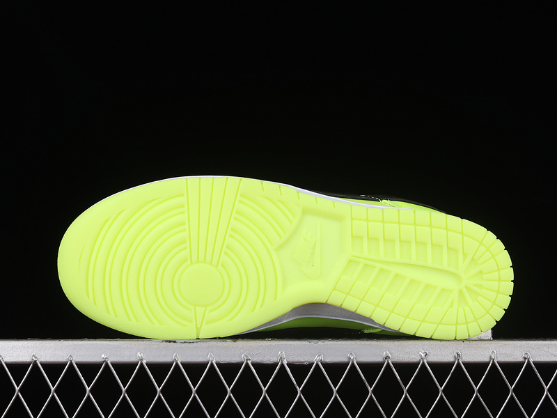 Dunk Low Se Volt/Black/Total Orange/Green Strike 7