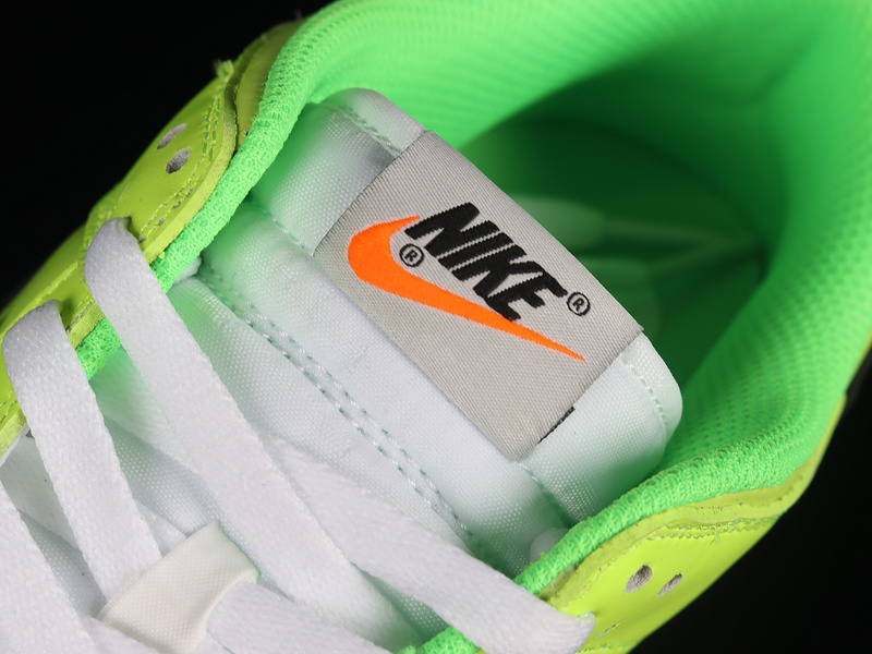 Dunk Low Se Volt/Black/Total Orange/Green Strike 9