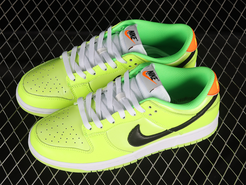 Dunk Low Se Volt/Black/Total Orange/Green Strike 15