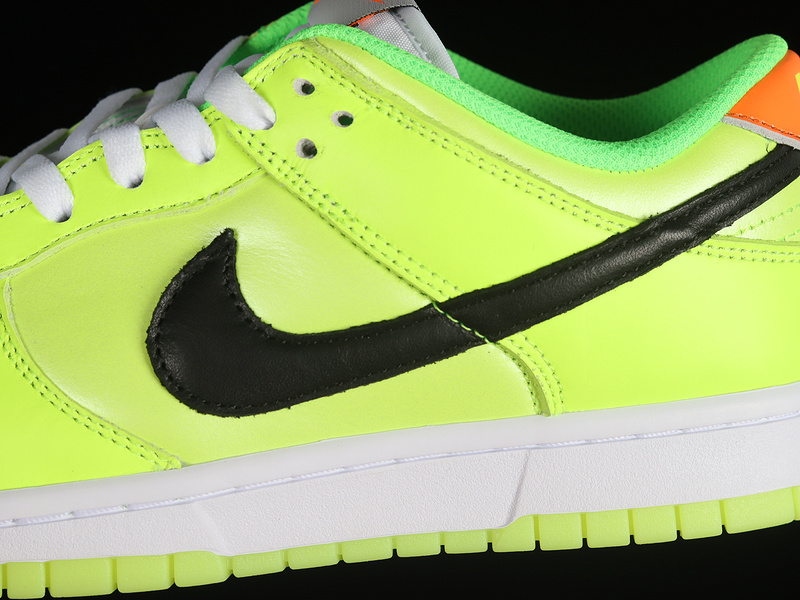 Dunk Low Se Volt/Black/Total Orange/Green Strike 23