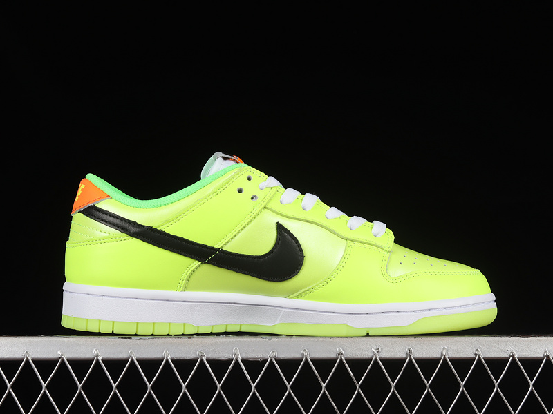 Dunk Low Se Volt/Black/Total Orange/Green Strike 29