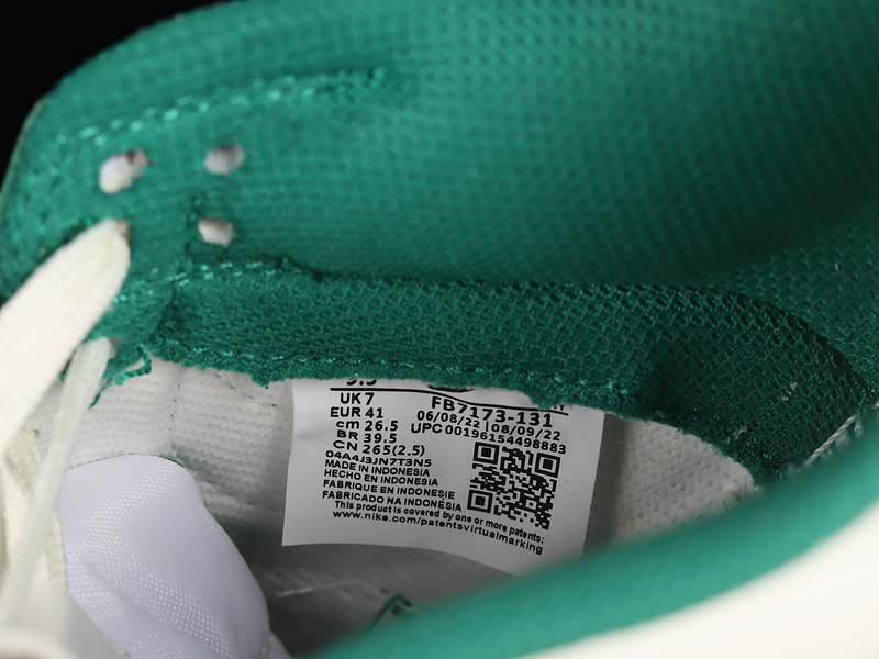 Sb Dunk Low Sail/Malachite/Sail/Malachite/Metallic Gold 3