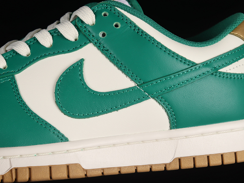 Sb Dunk Low Sail/Malachite/Sail/Malachite/Metallic Gold 15