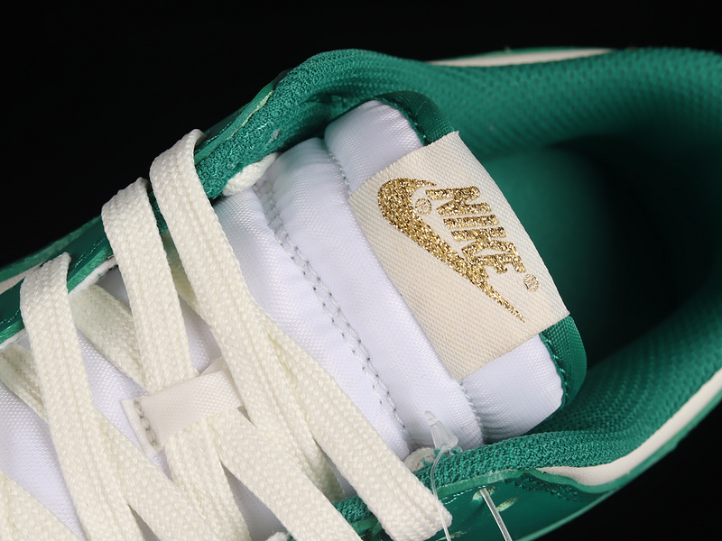 Sb Dunk Low Sail/Malachite/Sail/Malachite/Metallic Gold 23