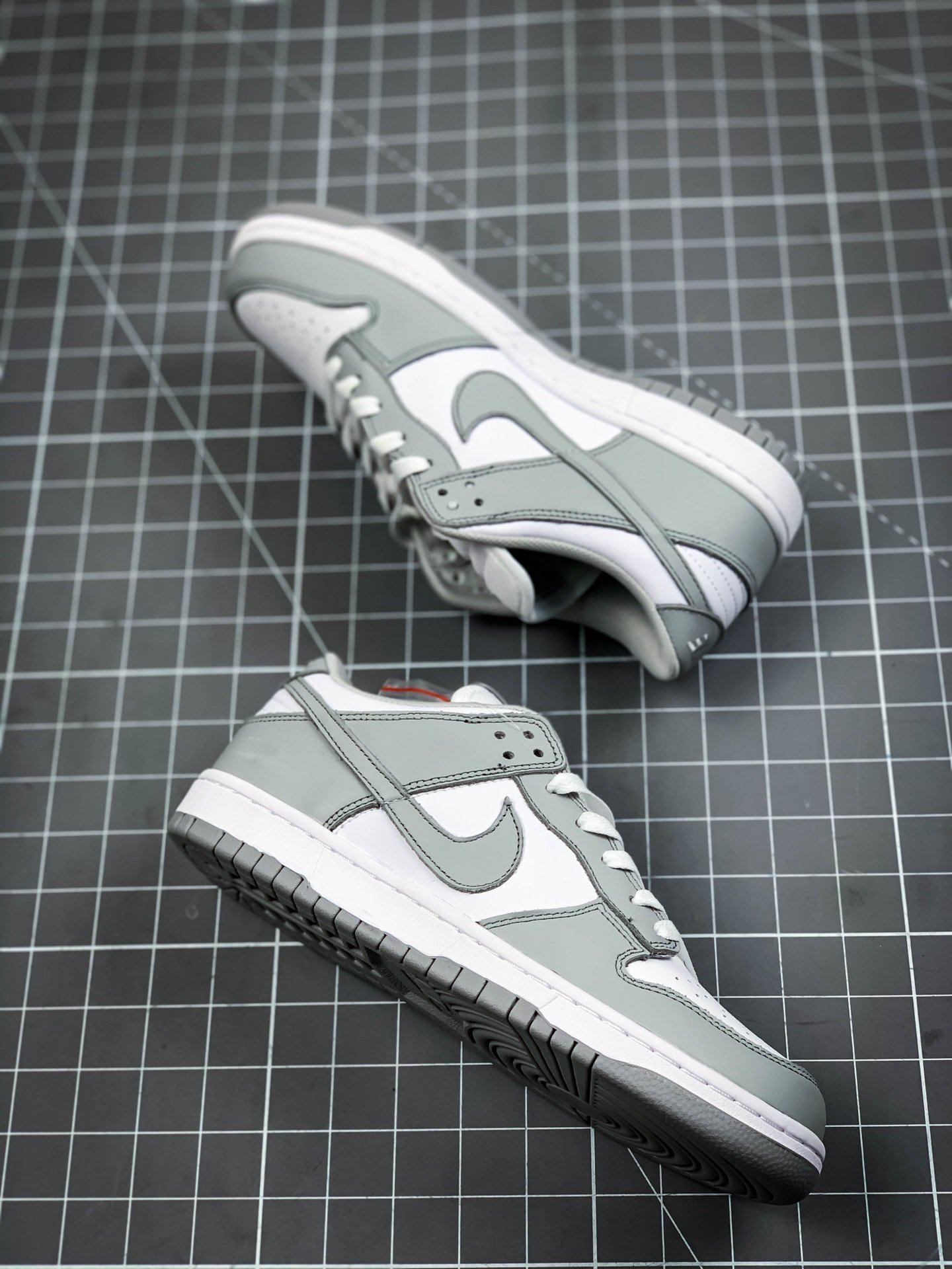 Sb Dunk Low White/Photon Dust/Grey 3