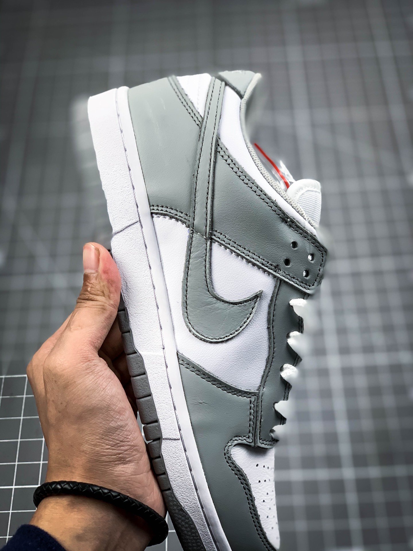 Sb Dunk Low White/Photon Dust/Grey 5