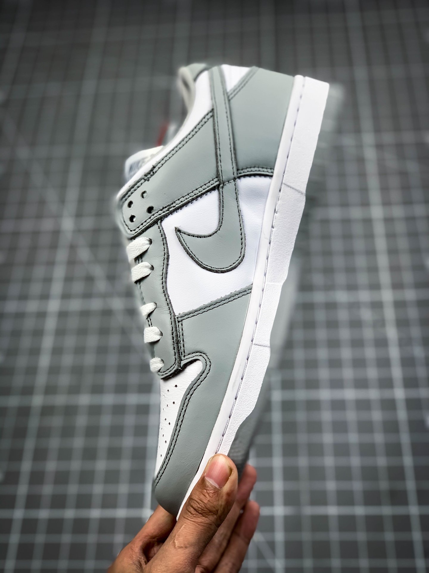 Sb Dunk Low White/Photon Dust/Grey 9