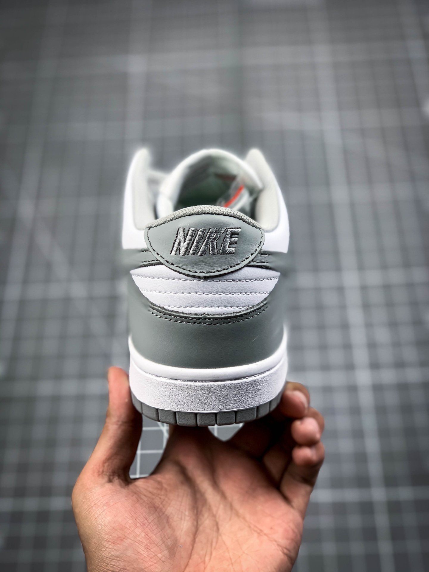 Sb Dunk Low White/Photon Dust/Grey 15