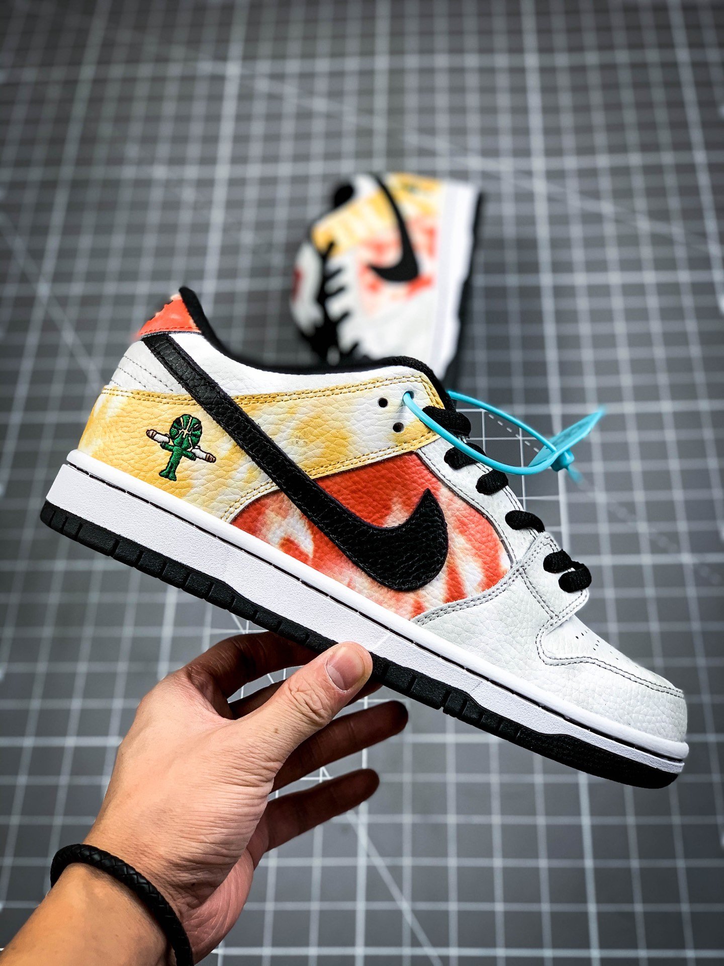 Sb Dunk Low Raygun Tie-Dye White/Black-Orange Flash 3