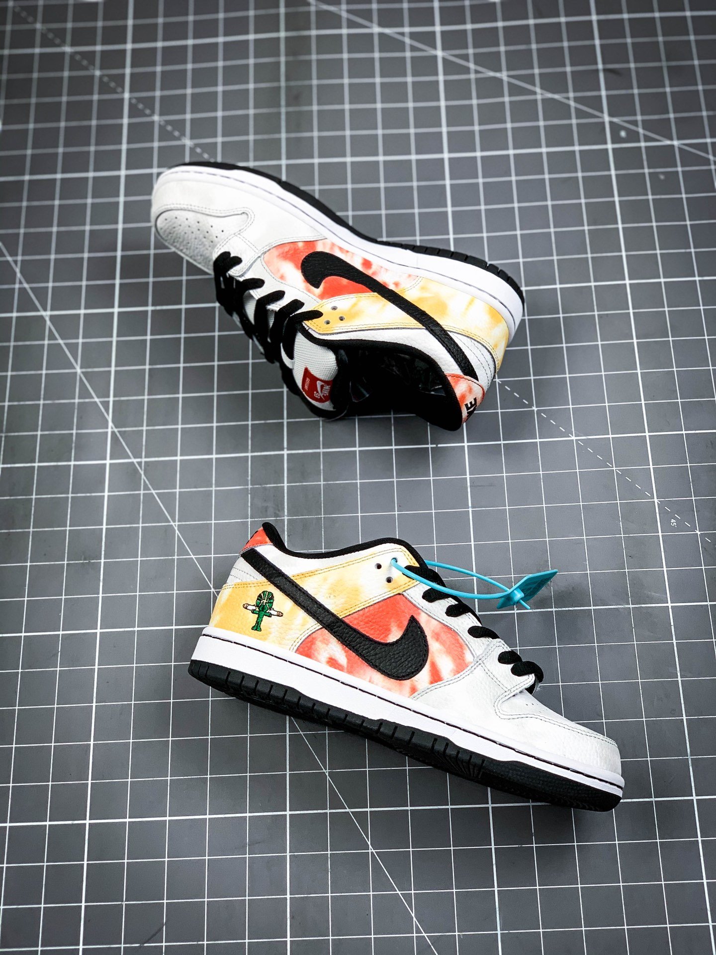 Sb Dunk Low Raygun Tie-Dye White/Black-Orange Flash 5