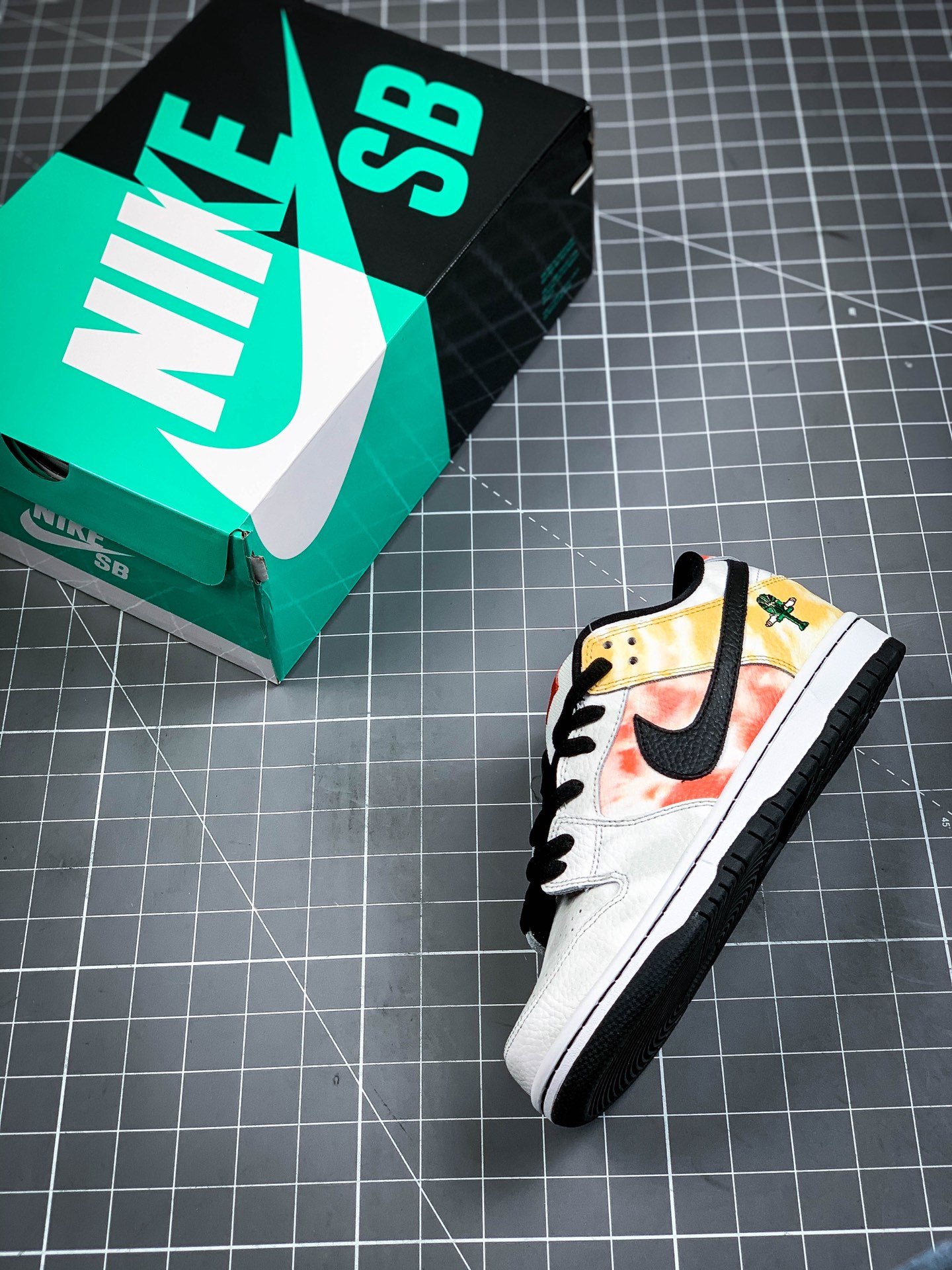 Sb Dunk Low Raygun Tie-Dye White/Black-Orange Flash 17