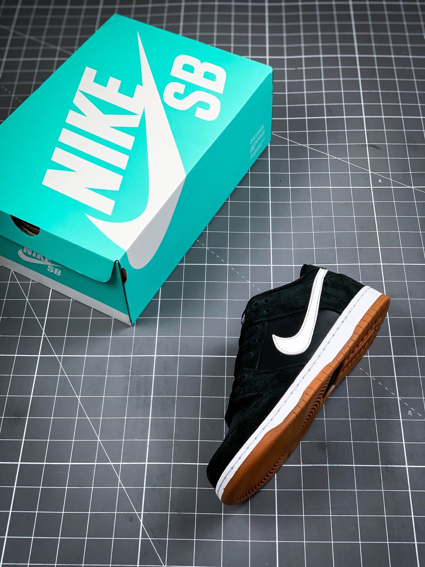 Sb Zoom Dunk Low Pro Black/White-Gum Light Brown 11