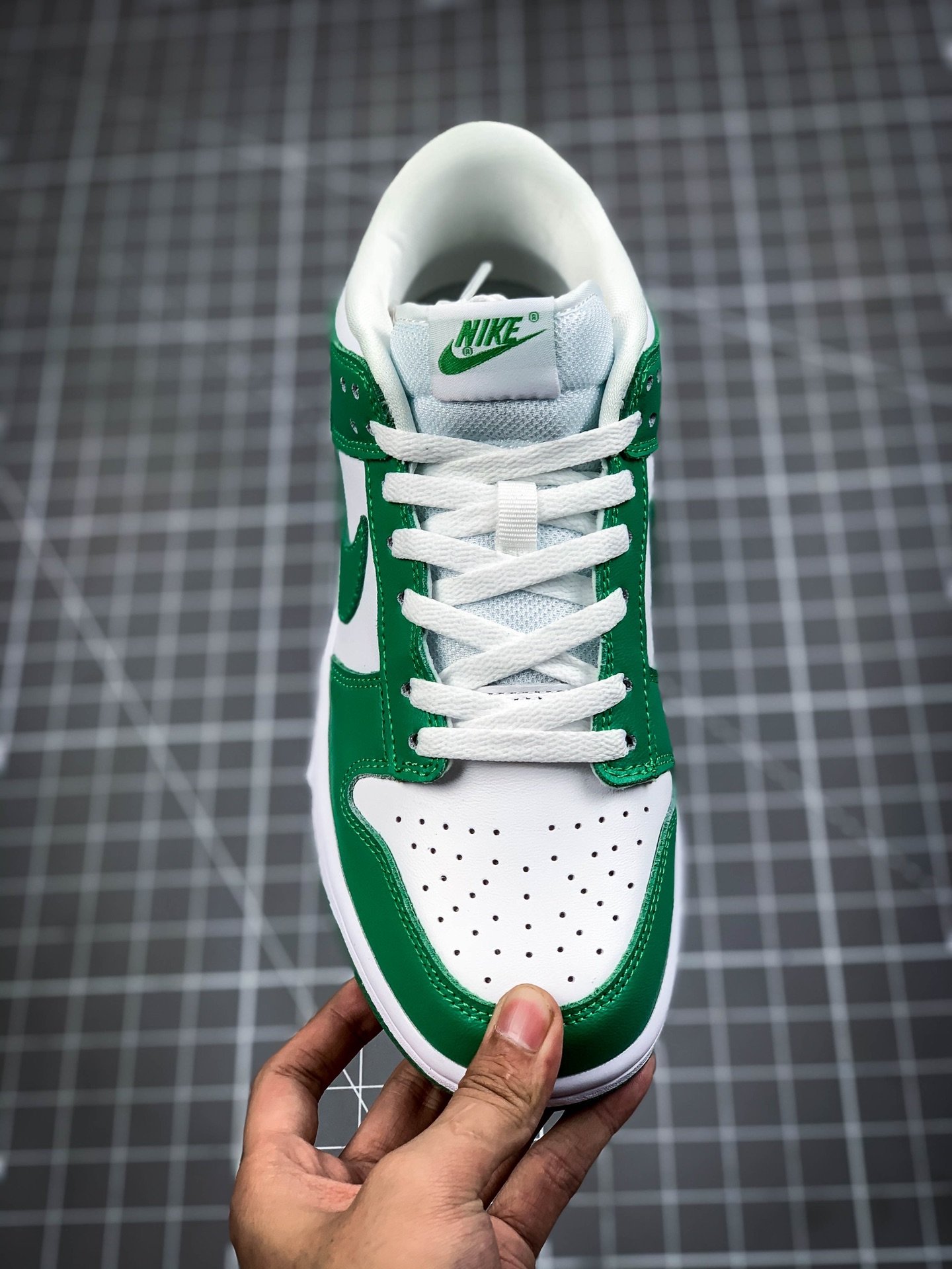 Sb Dunk Low Green Glow White/White/Green Glow 5