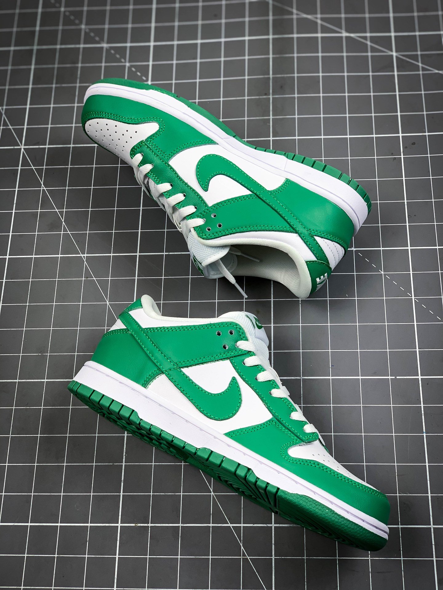 Sb Dunk Low Green Glow White/White/Green Glow 7