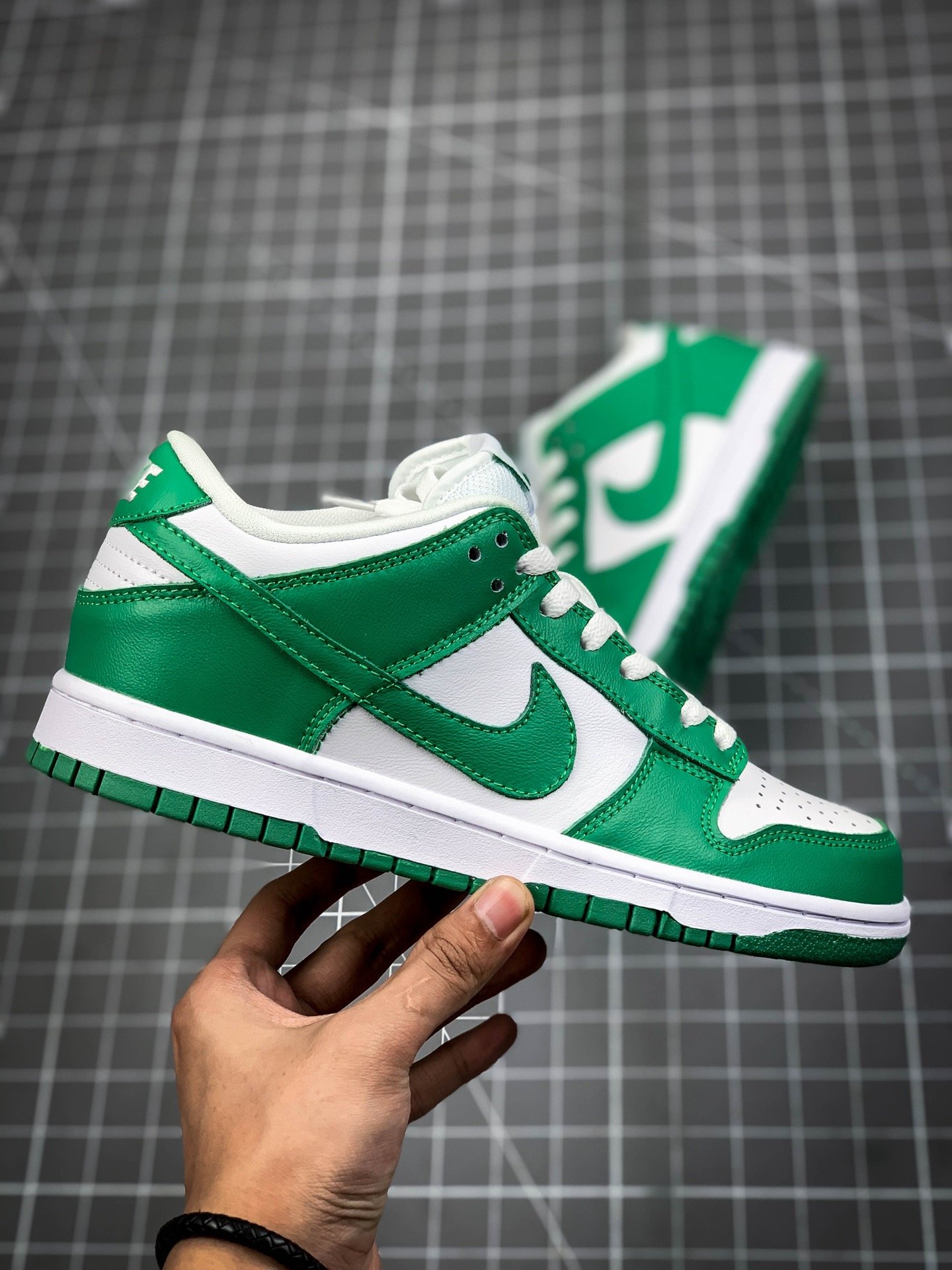 Sb Dunk Low Green Glow White/White/Green Glow 11