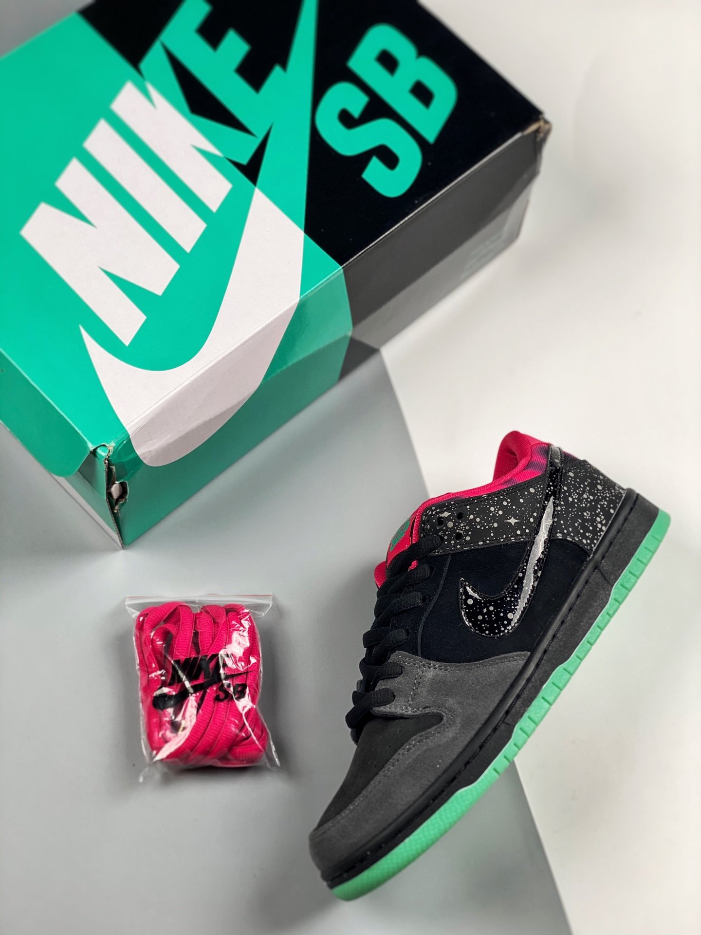 Sb Dunk Low Premier Northern Lights Black/Pink/Green 17