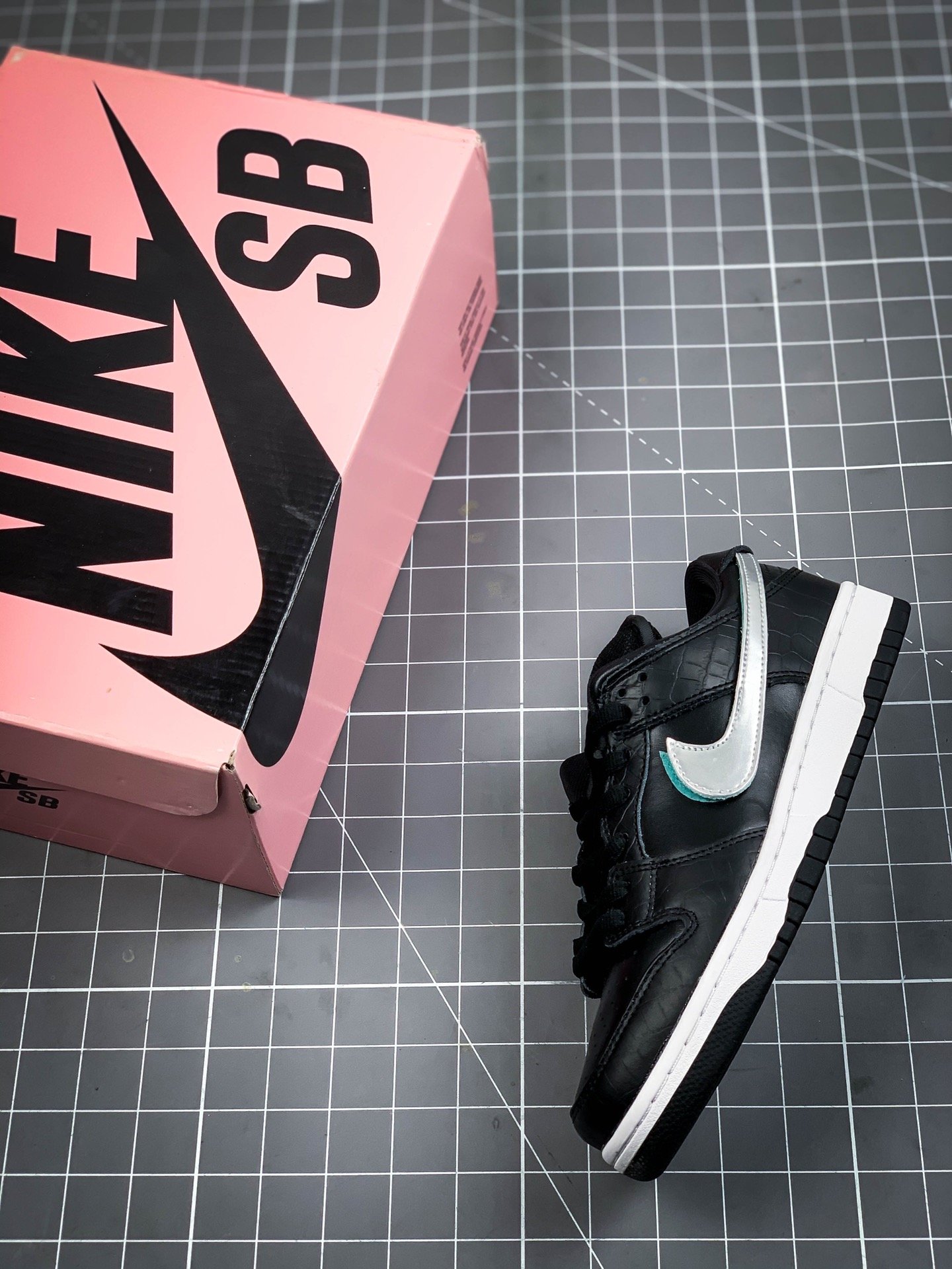 Diamond Supply Co. X Dunk Low Pro Sb Black Diamond Black/Chrome-Black 17