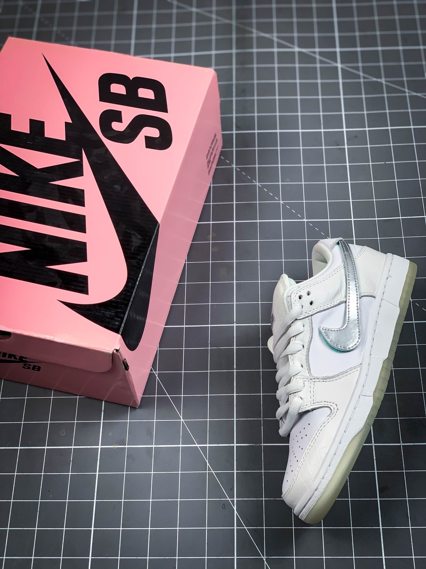 Diamond Supply Co. X Dunk Low Pro Sb White Diamond White/Chrome-White 3