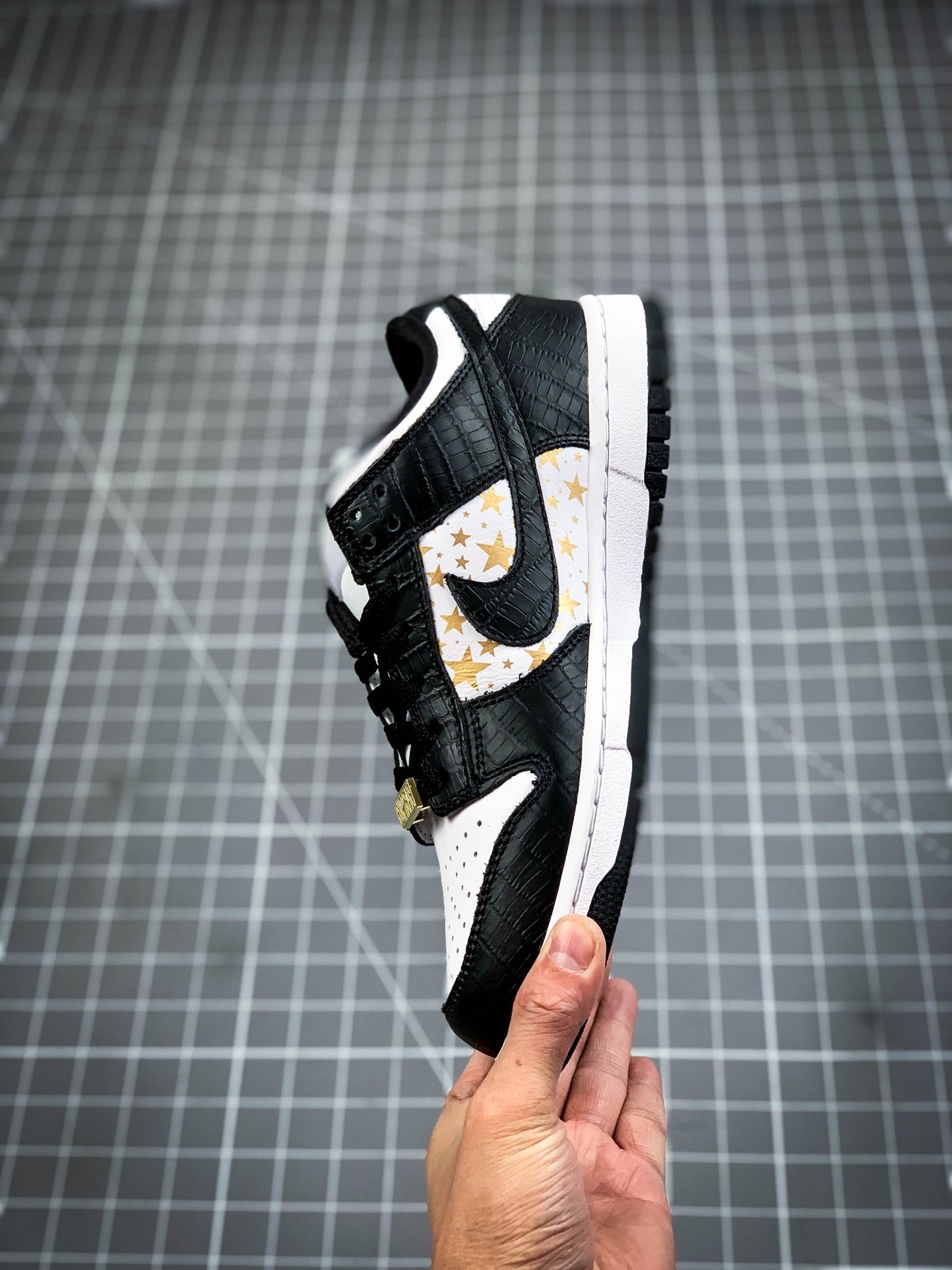 Supreme X Sb Dunk Low Black Stars Black/White/Gold 9