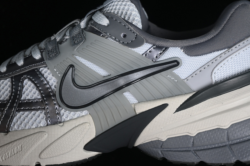 V2k Runtekk 3Xl Pure Platinum/Wolf Grey/Cool Grey/Metallic Cool Grey 29