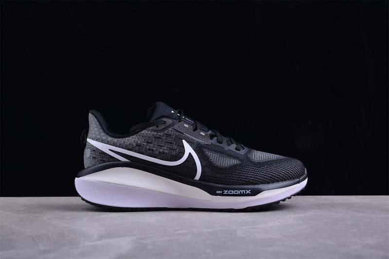 Air Zoom Vomero 17 Black/Anthracite/White 25