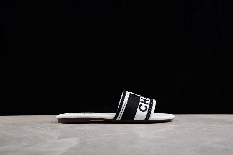 Embroidered Slippers White/Black 11