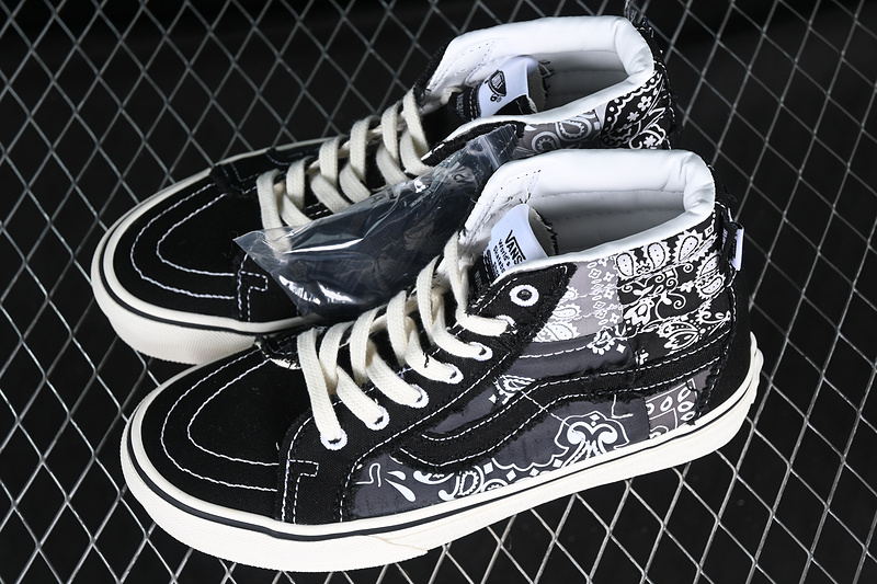 Vault By Vans X Invincible White/Black/Grey 27