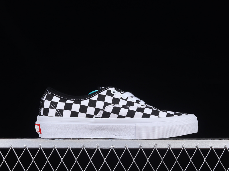 Authentic Pro Black/White 3