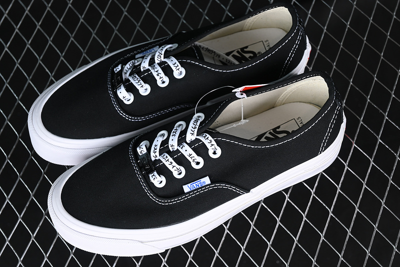 Vault Og Low Top Casual Sneakers Black/White 15