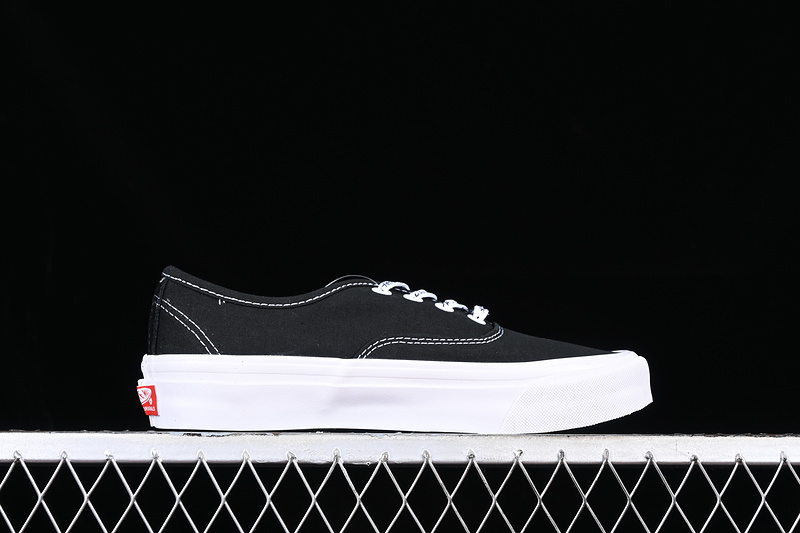 Vault Og Low Top Casual Sneakers Black/White 17