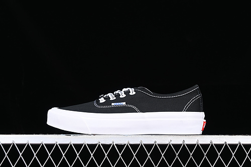 Vault Og Low Top Casual Sneakers Black/White 23