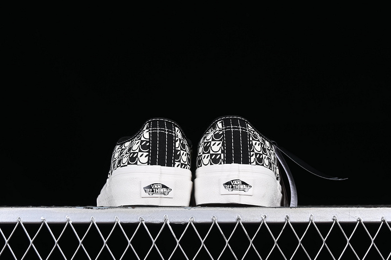 Authentic Vr3 Black/White 3