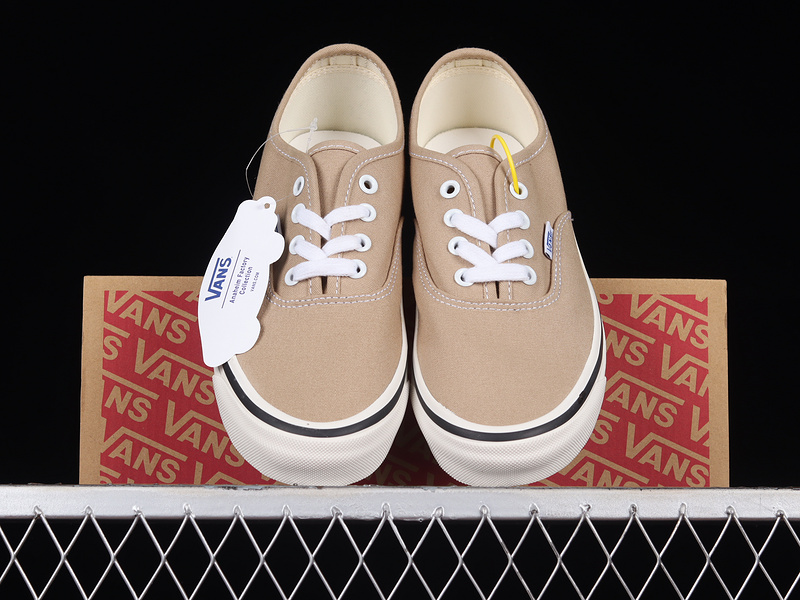 Authentic 44 Dx Khaki/White/Black 9