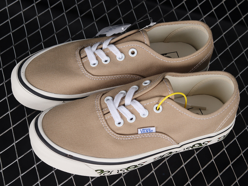 Authentic 44 Dx Khaki/White/Black 21