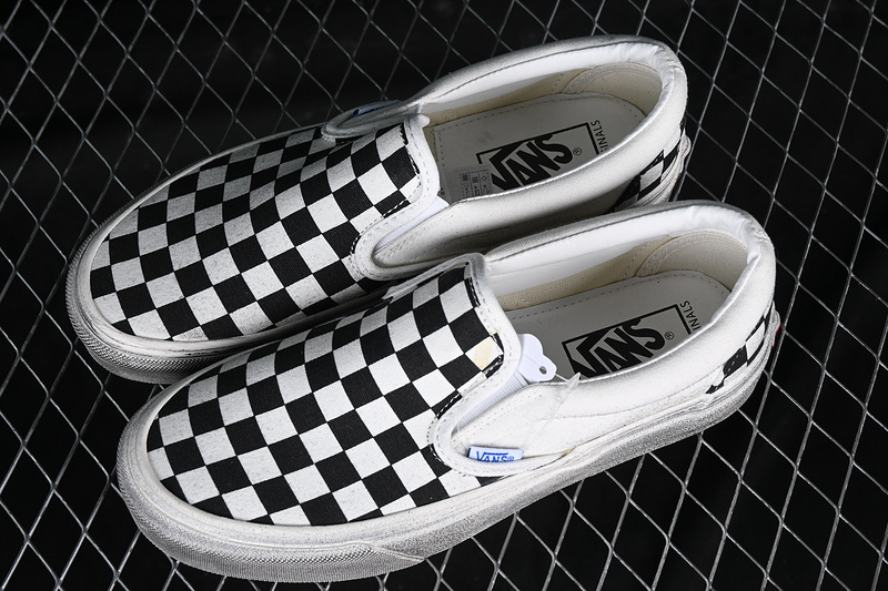 Classics Slip On Black/White 19