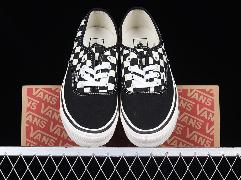 Authentic 44 Dx Checkerboard Black/White/Black 23