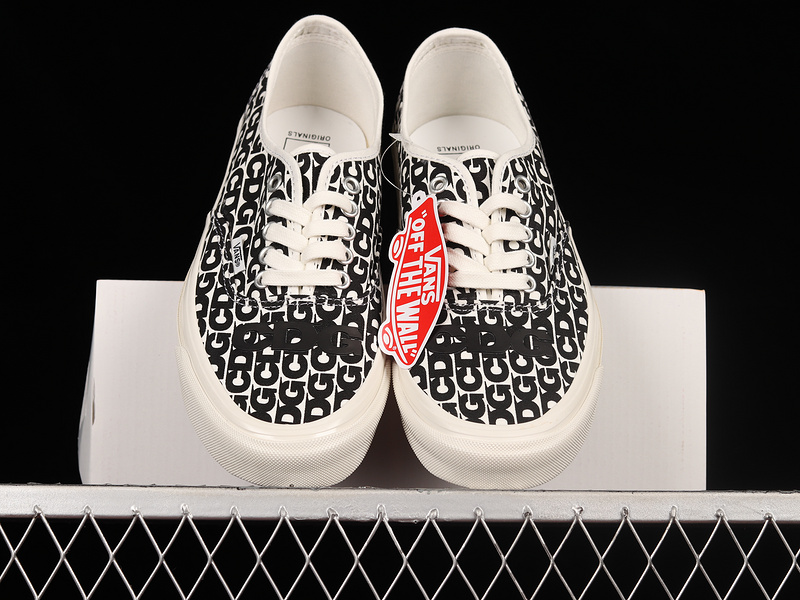 Comme Des Garcons X Authentic Cdg Logo Black/White 25