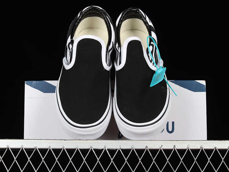 Classics Slip-On Black/Black/White 5