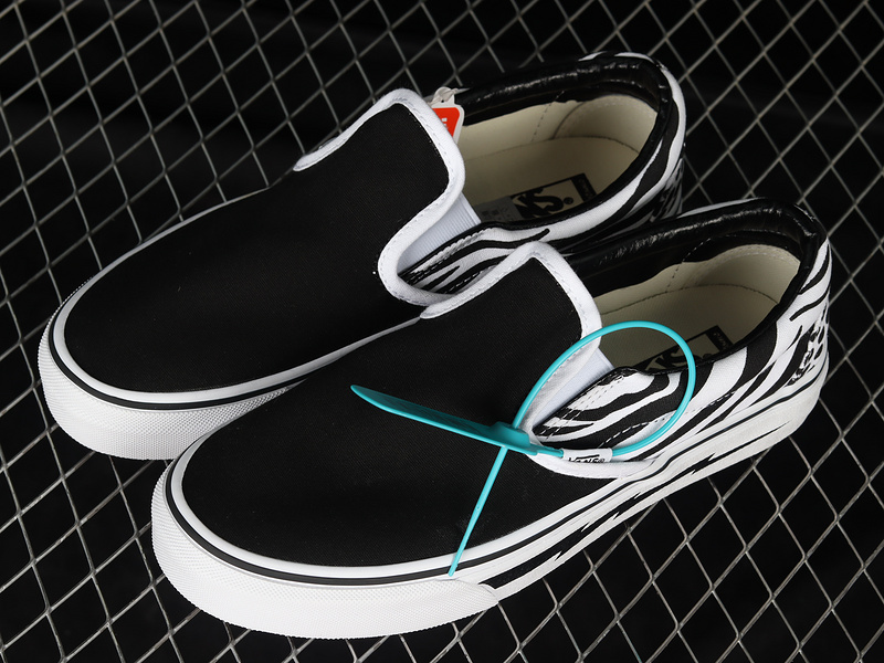 Classics Slip-On Black/Black/White 27