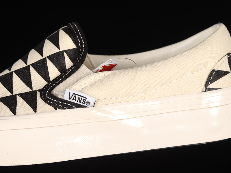 Slip-On X Pilgrim Off White/Black/Off White 9