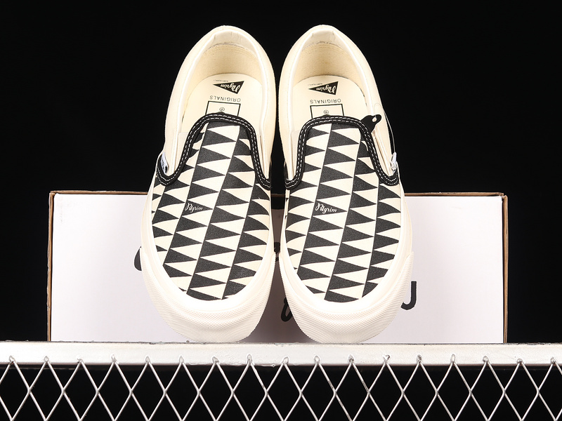 Slip-On X Pilgrim Off White/Black/Off White 23