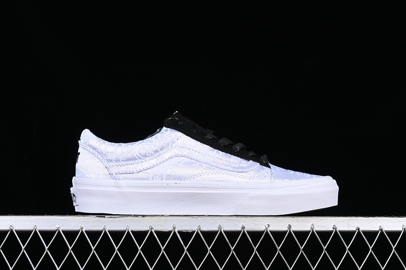 Clot Fragment Design White/Black 21