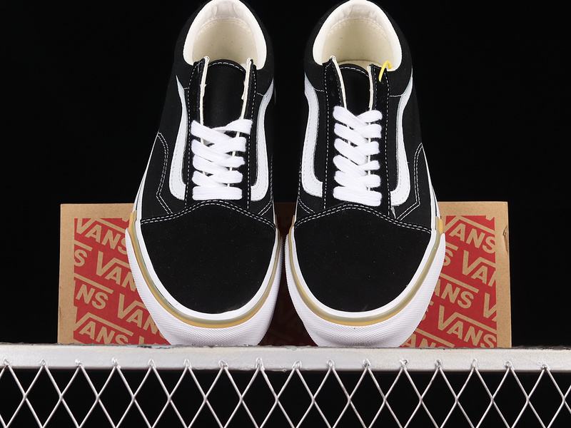 Old Skool Stacked Black/White 15